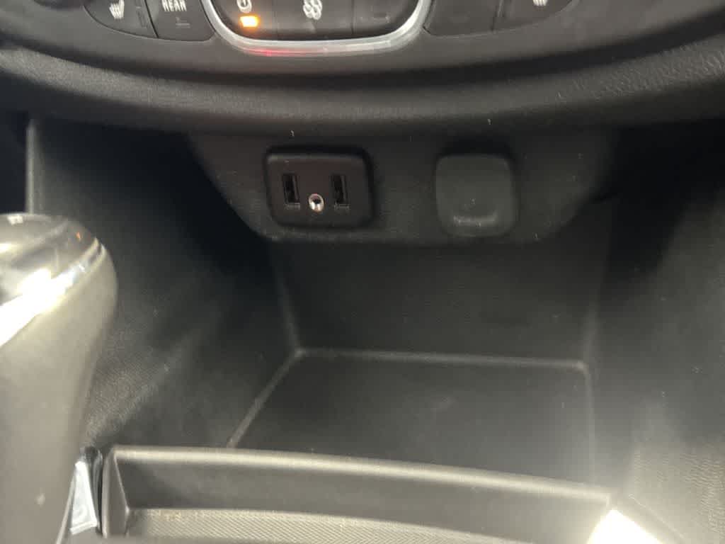 Thumbnail: 2018 Chevrolet Traverse - 32