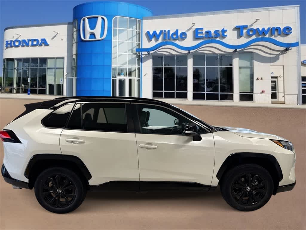 Thumbnail: 2022 Toyota RAV4 - 9