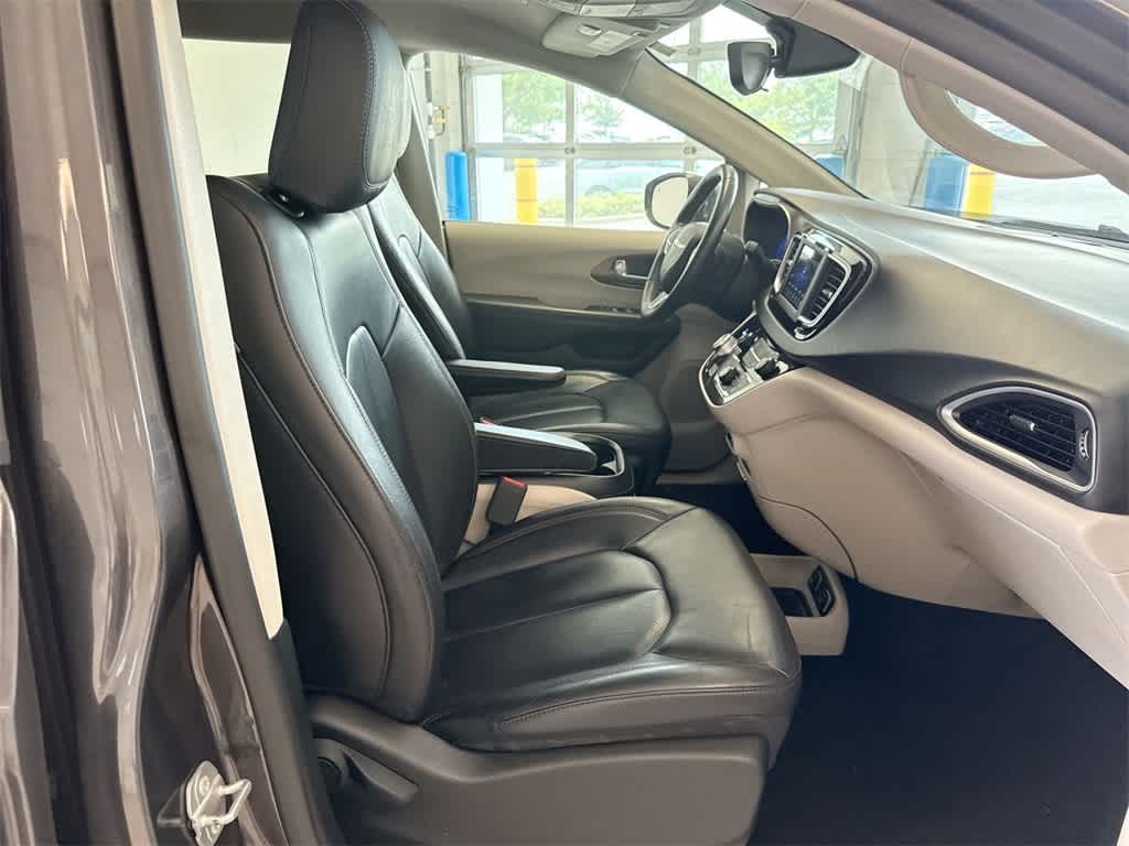 Thumbnail: 2018 Chrysler Pacifica - 23
