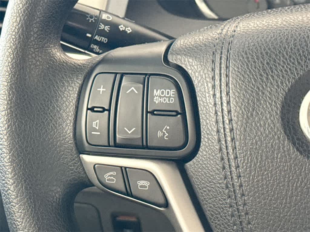 Thumbnail: 2017 Toyota Sienna - 25