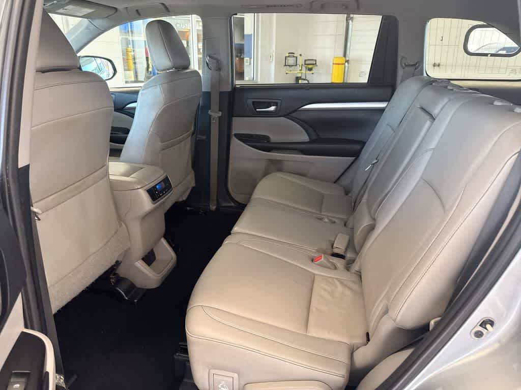 Thumbnail: 2019 Toyota Highlander - 21