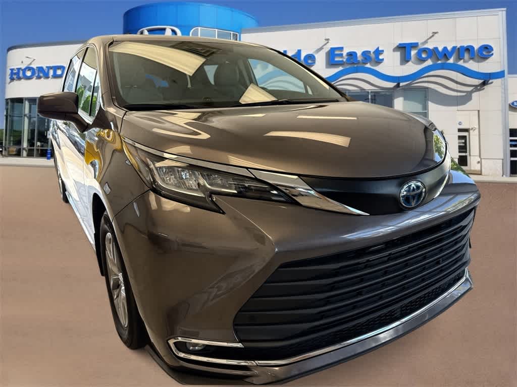 2022 Toyota Sienna XLE photo 2