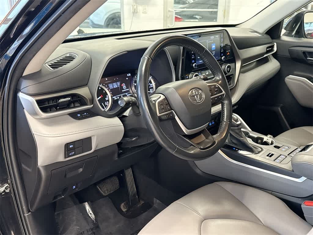 Thumbnail: 2022 Toyota Highlander - 10