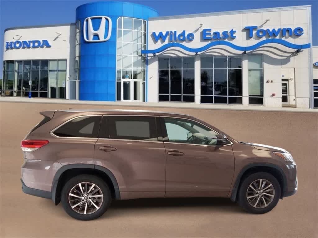 Used 2017 Toyota Highlander XLE with VIN 5TDJZRFH3HS384294 for sale in Madison, WI