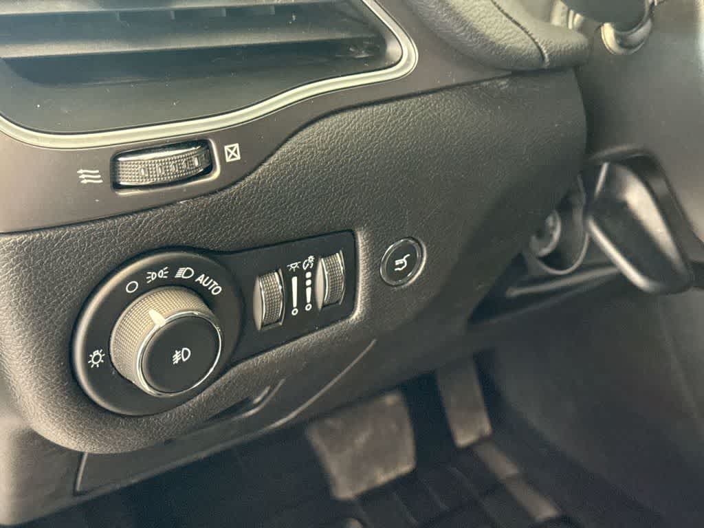 Thumbnail: 2021 Jeep Cherokee - 38