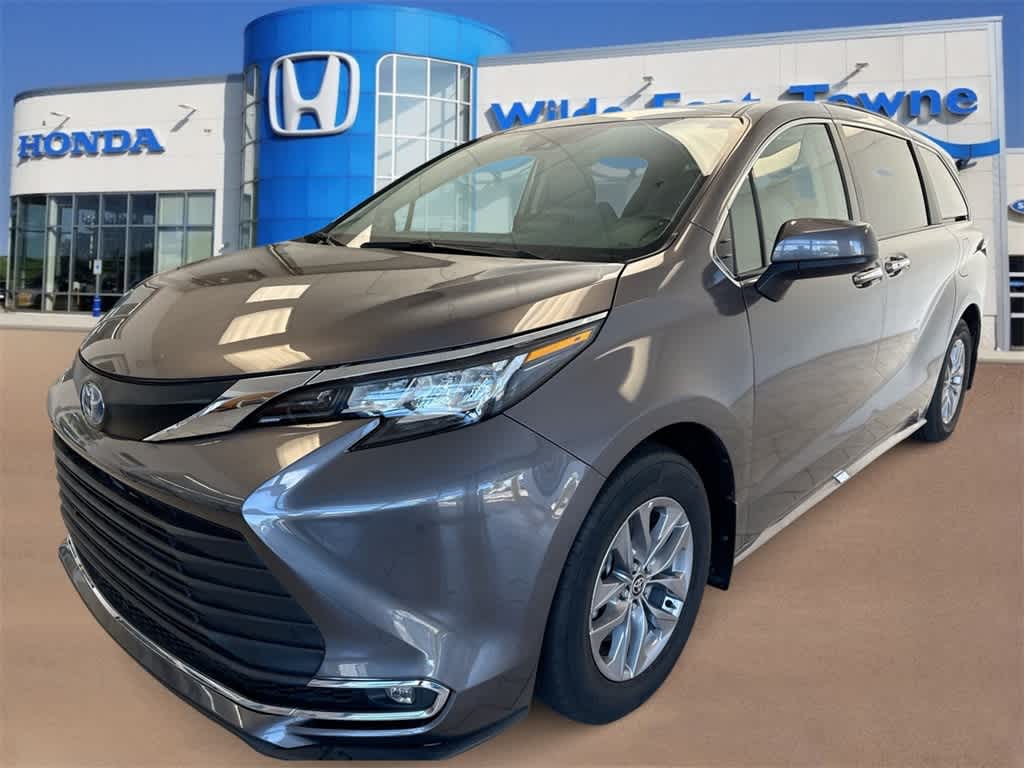2022 Toyota Sienna XLE photo 4