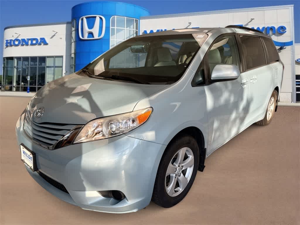 Thumbnail: 2017 Toyota Sienna - 4