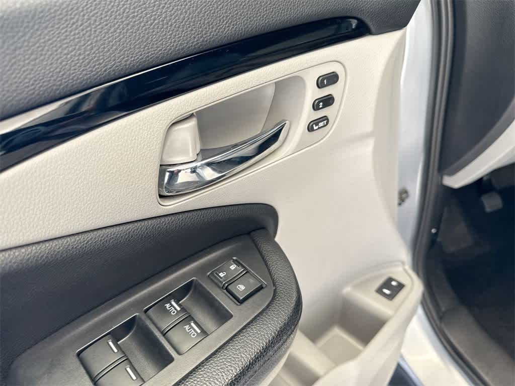 Thumbnail: 2017 Honda Pilot - 18