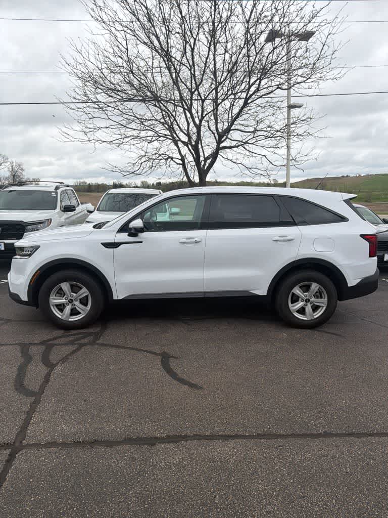 Thumbnail: 2023 Kia Sorento - 4