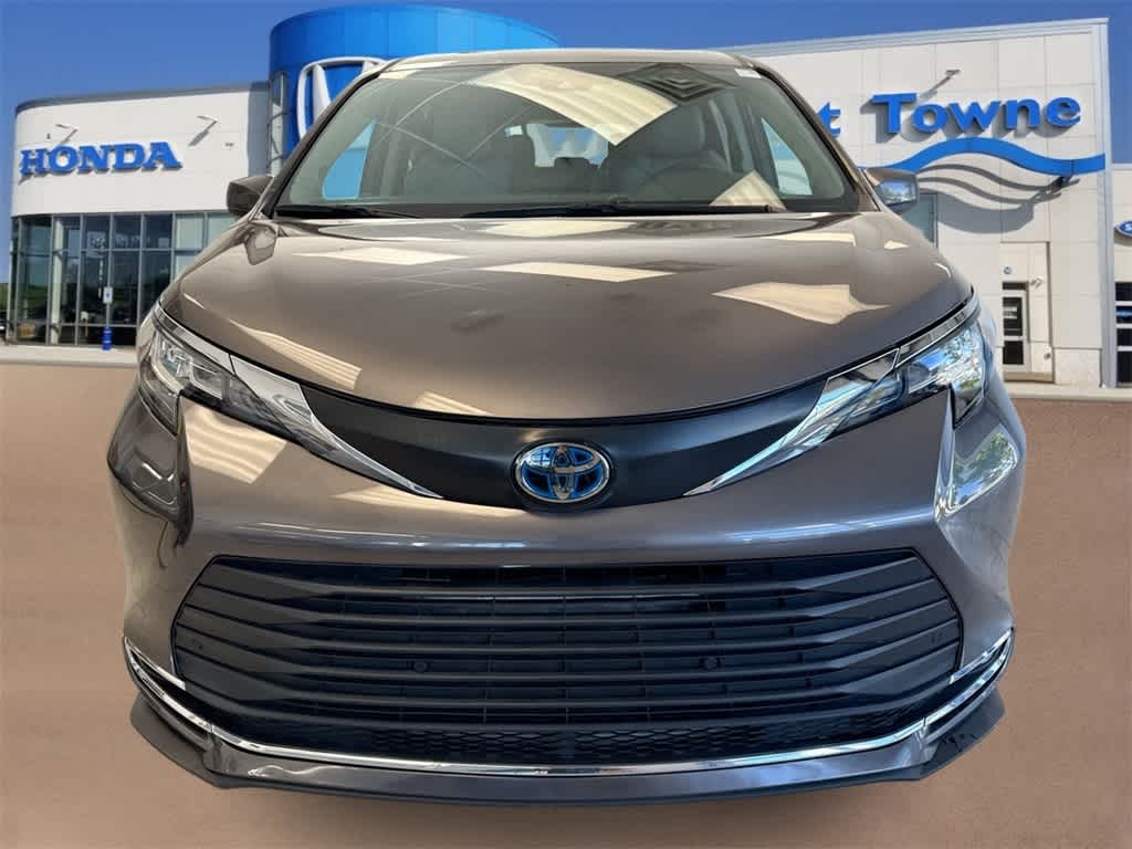 2022 Toyota Sienna XLE photo 3