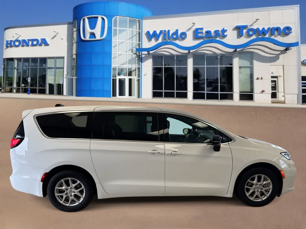 Thumbnail: 2025 Chrysler Pacifica - 9