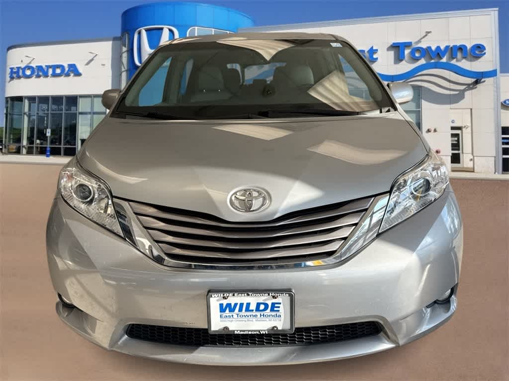2015 Toyota Sienna XLE photo 3