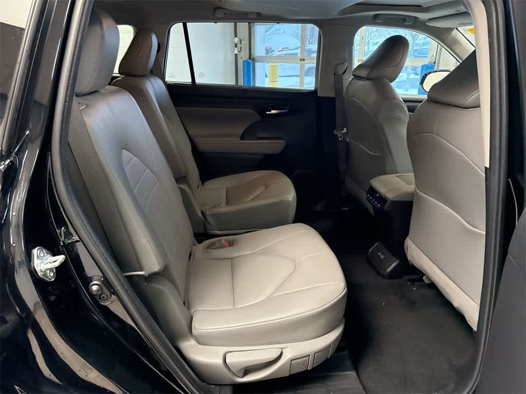 Thumbnail: 2022 Toyota Highlander - 22