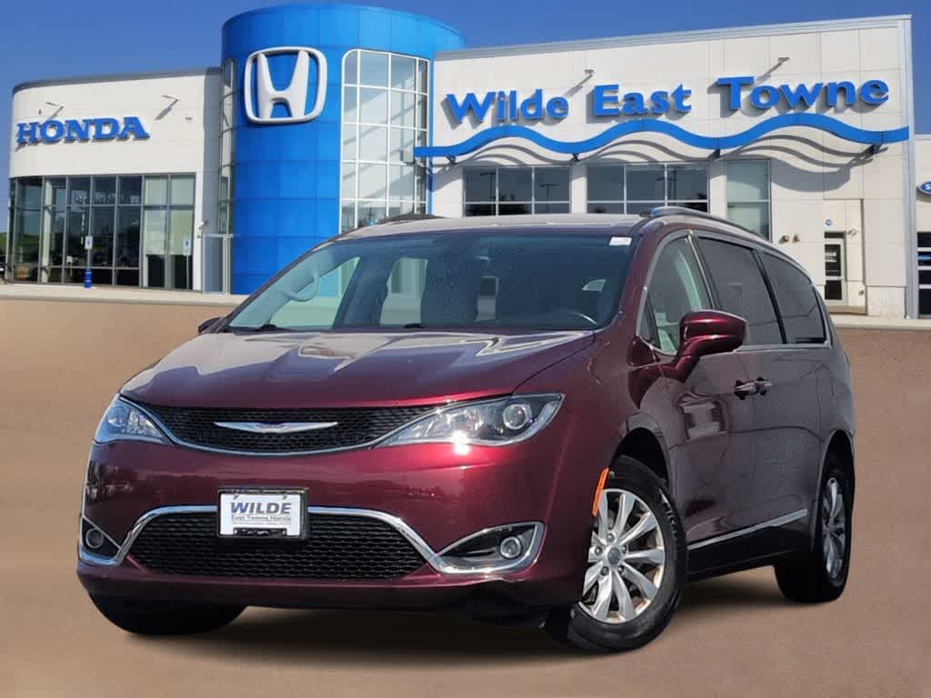 2019 Chrysler Pacifica Touring L's photo