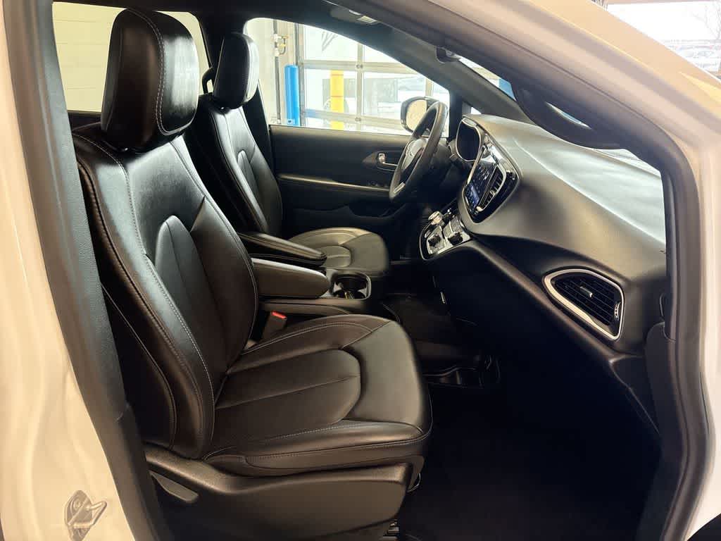 Thumbnail: 2025 Chrysler Pacifica - 24