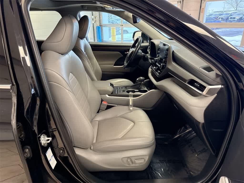 Thumbnail: 2022 Toyota Highlander - 24