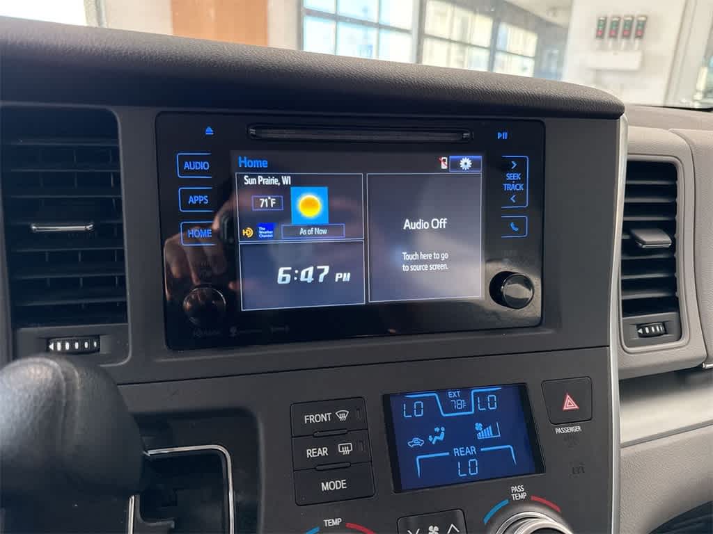 Thumbnail: 2017 Toyota Sienna - 31