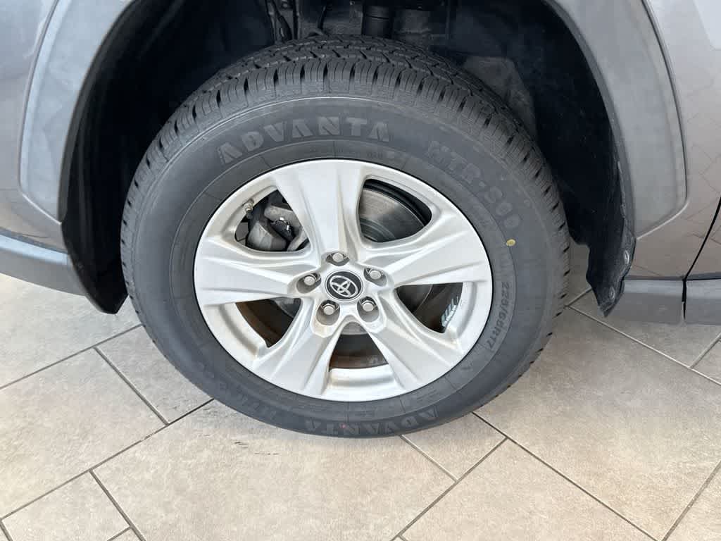 Thumbnail: 2019 Toyota RAV4 - 14