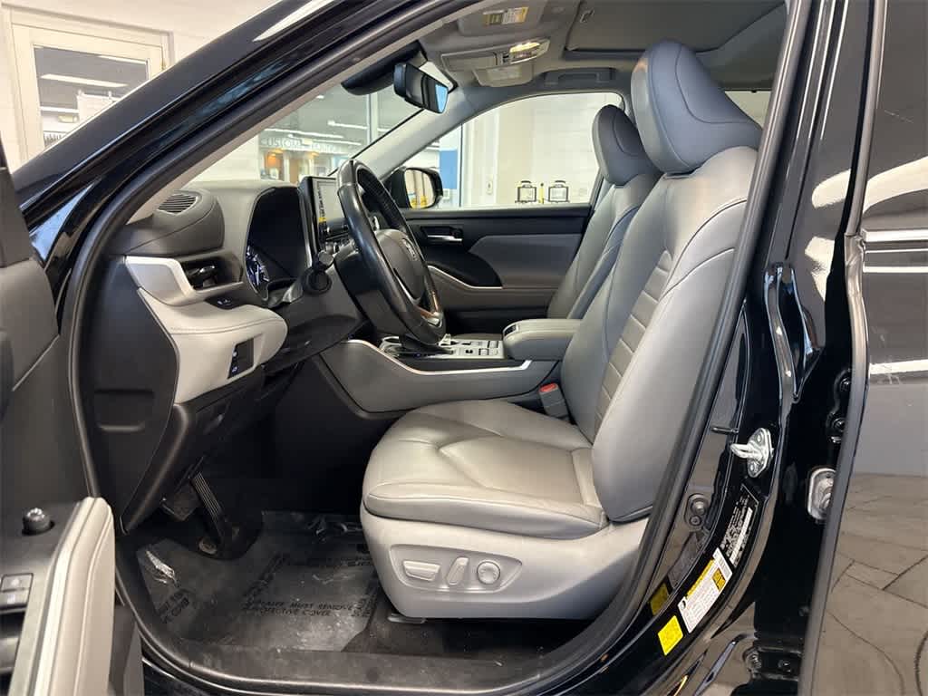 Thumbnail: 2022 Toyota Highlander - 17