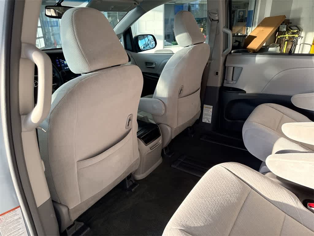 Thumbnail: 2017 Toyota Sienna - 19
