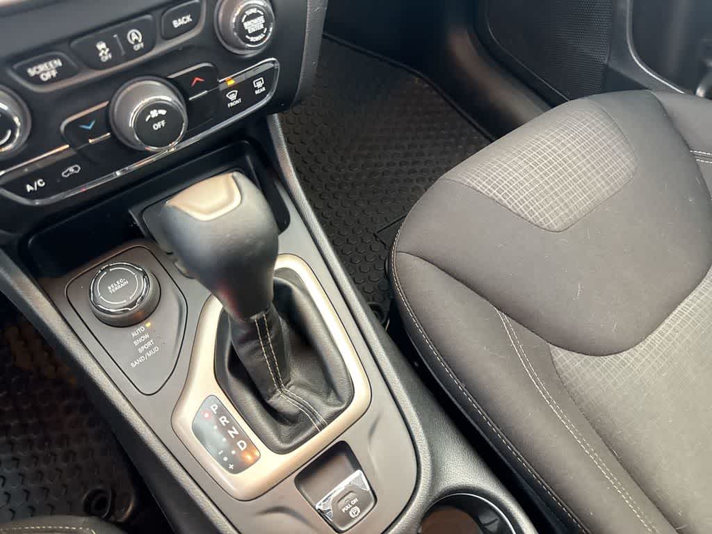 Thumbnail: 2017 Jeep Cherokee - 33