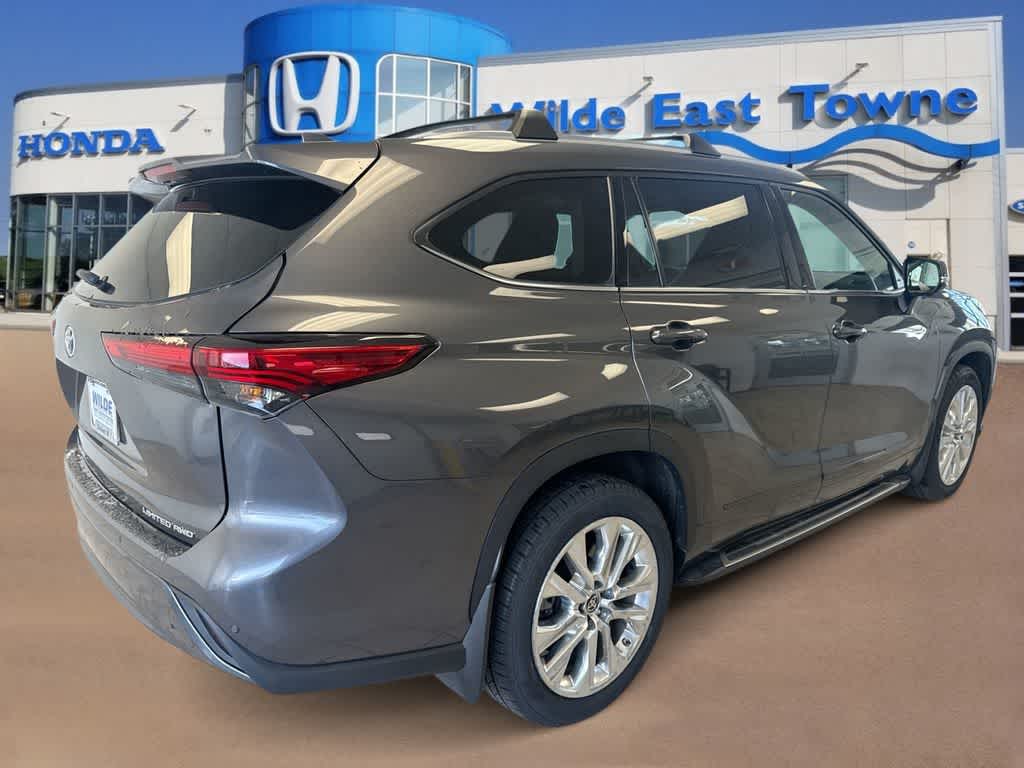 Thumbnail: 2023 Toyota Highlander - 8