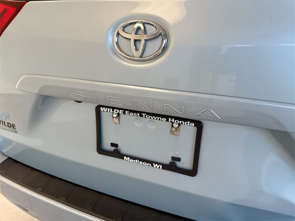 Thumbnail: 2017 Toyota Sienna - 13