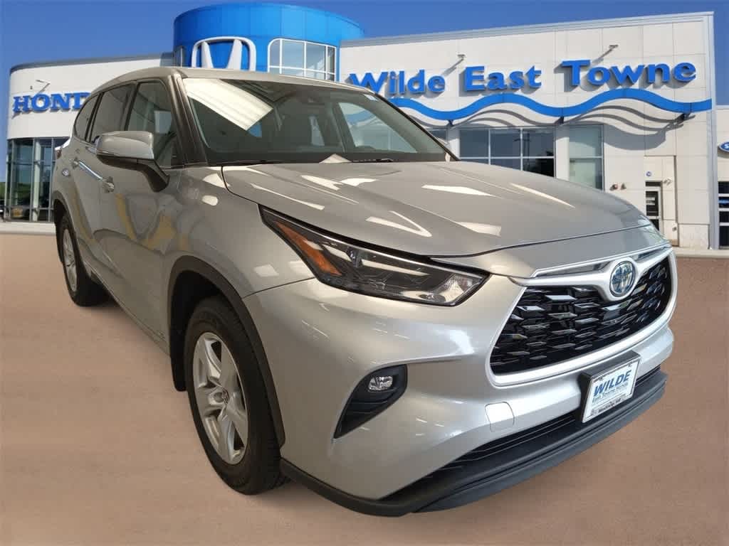 Used 2022 Toyota Highlander LE with VIN 5TDBBRCH0NS554569 for sale in Madison, WI