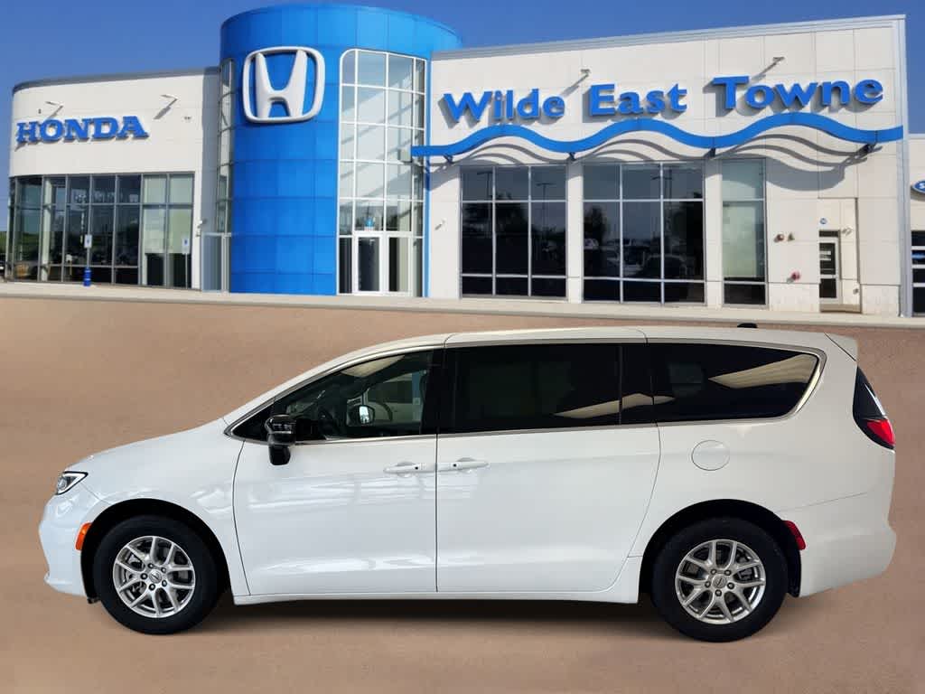 Thumbnail: 2025 Chrysler Pacifica - 5