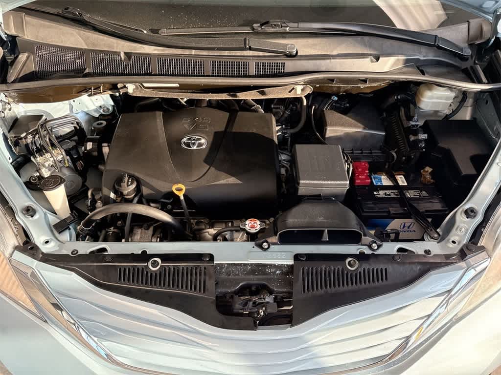 Thumbnail: 2017 Toyota Sienna - 15