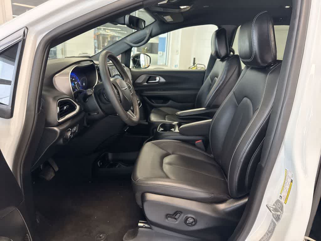 Thumbnail: 2025 Chrysler Pacifica - 18