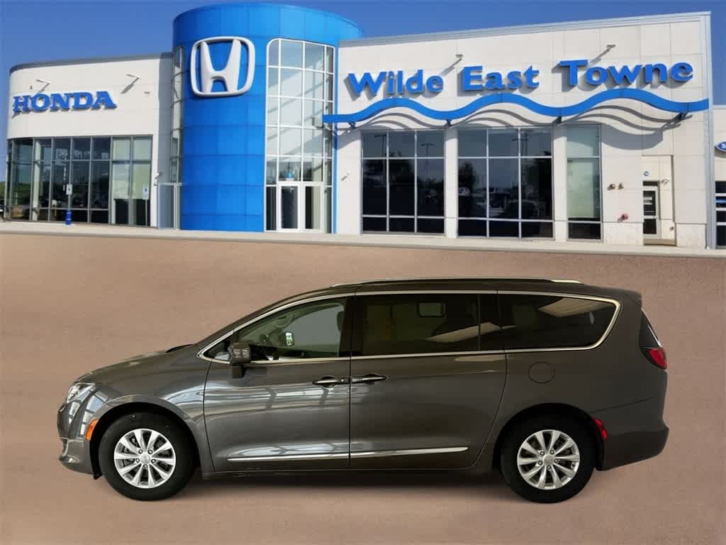 Thumbnail: 2018 Chrysler Pacifica - 5