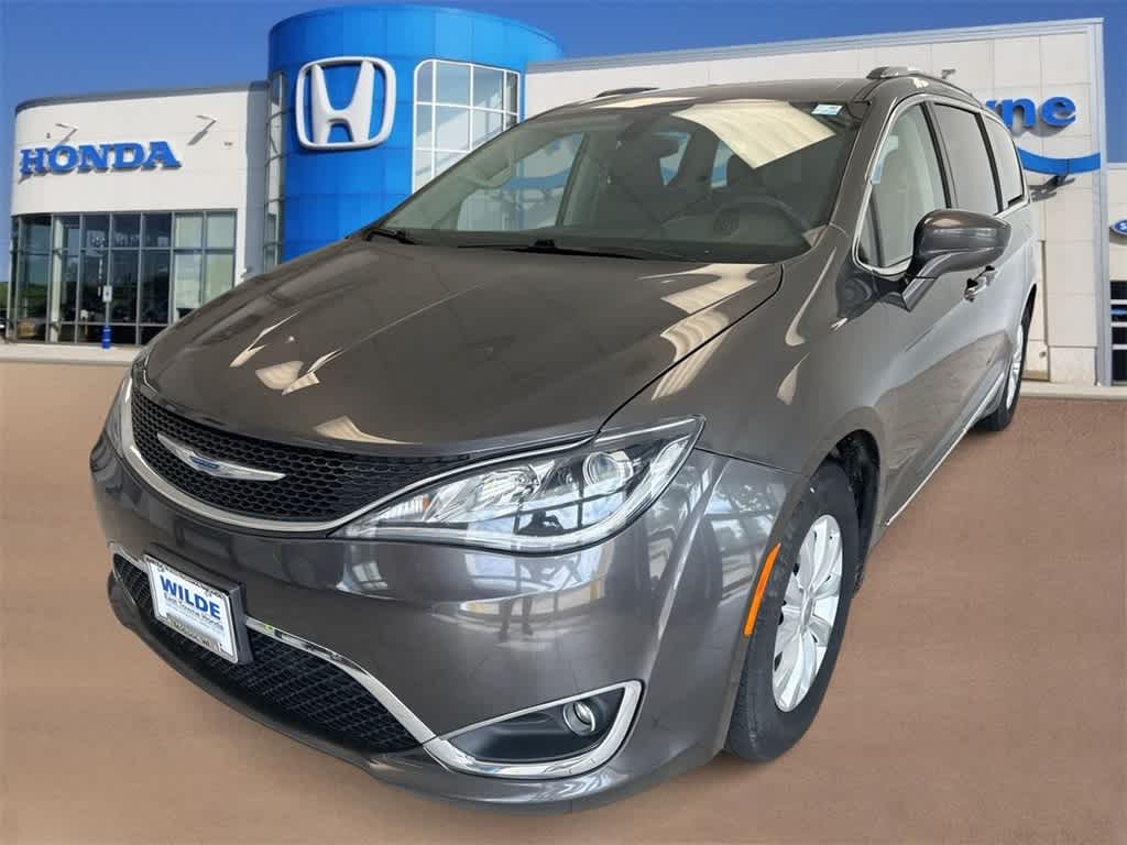 Thumbnail: 2018 Chrysler Pacifica - 4