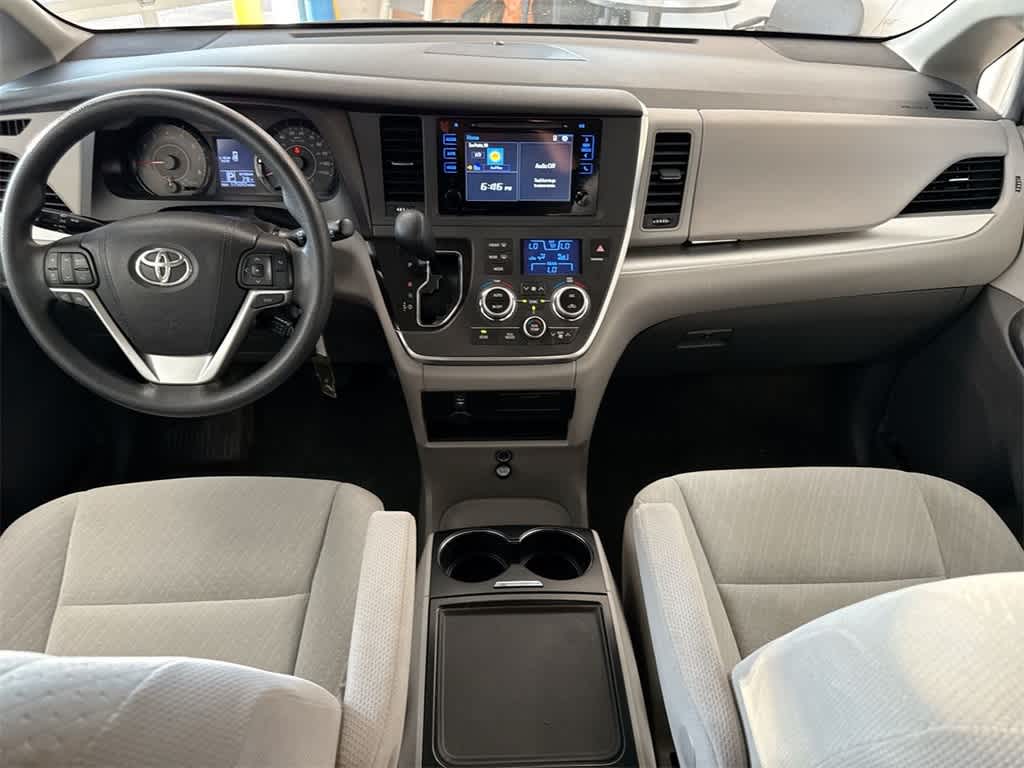 Thumbnail: 2017 Toyota Sienna - 16