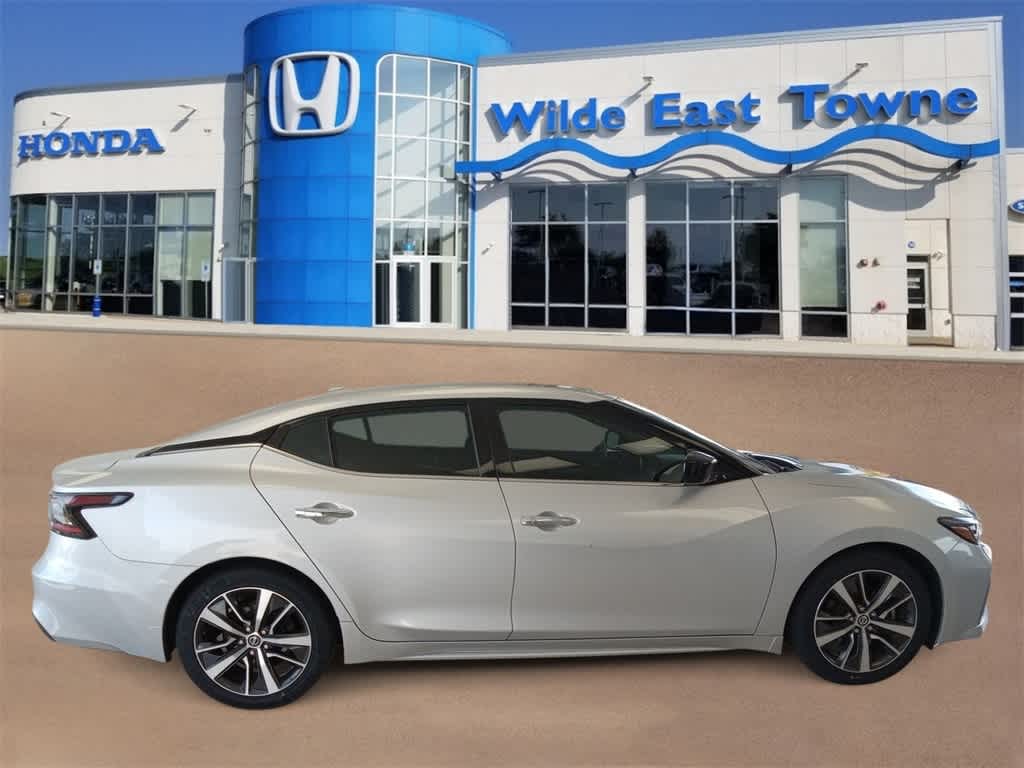 Used 2019 Nissan Maxima SR with VIN 1N4AA6AVXKC377022 for sale in Madison, WI