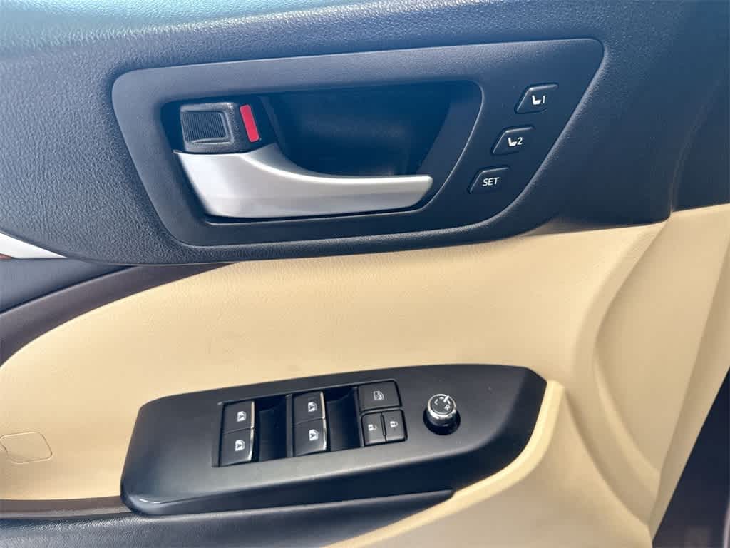 Thumbnail: 2018 Toyota Highlander - 18