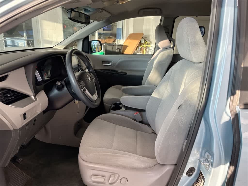 Thumbnail: 2017 Toyota Sienna - 17