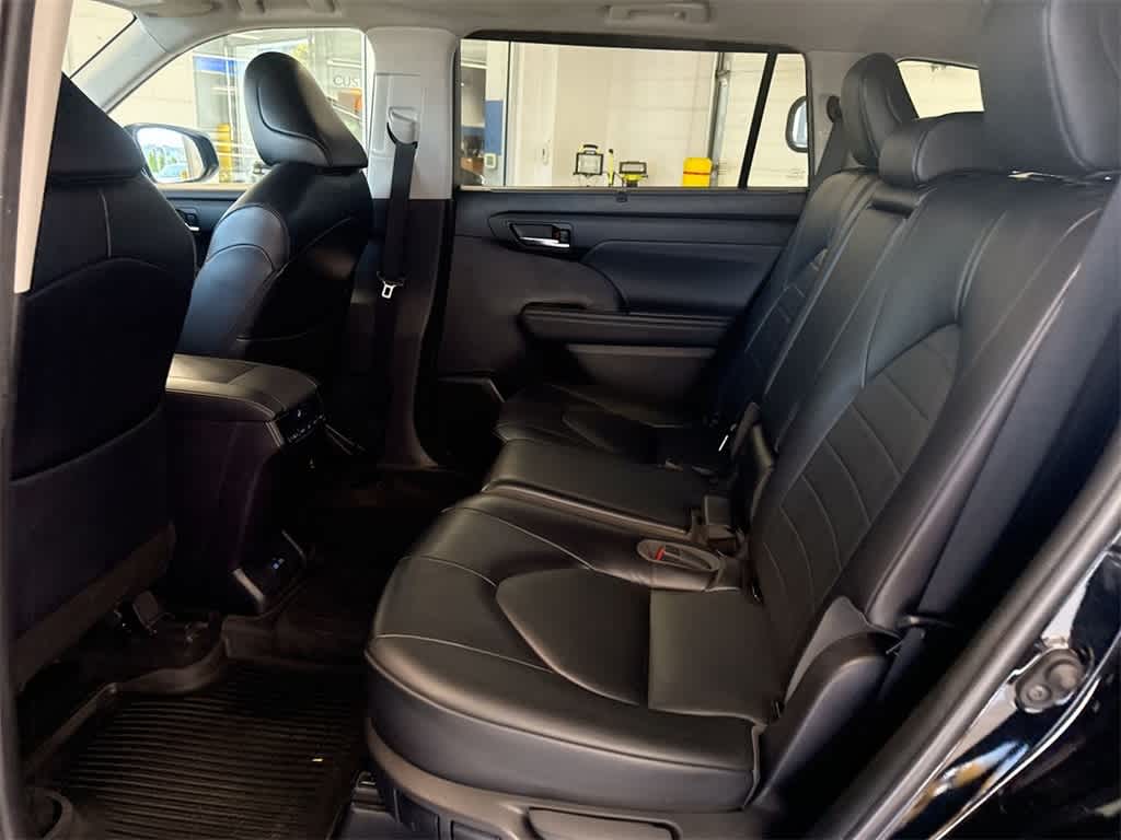 Thumbnail: 2022 Toyota Highlander - 21