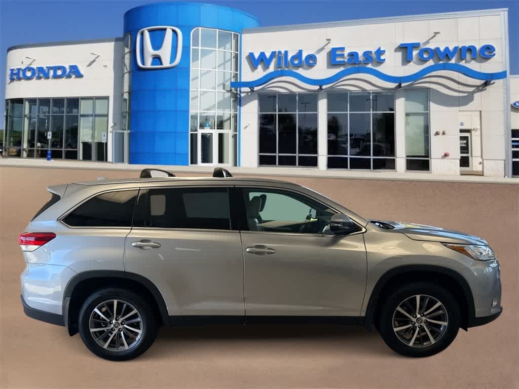Thumbnail: 2019 Toyota Highlander - 9