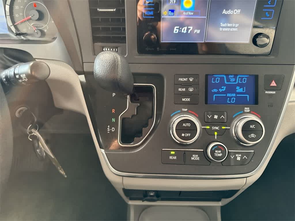 Thumbnail: 2017 Toyota Sienna - 33