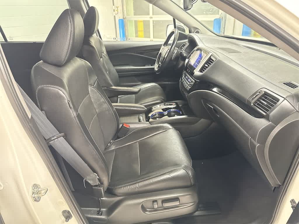 Thumbnail: 2017 Honda Pilot - 25