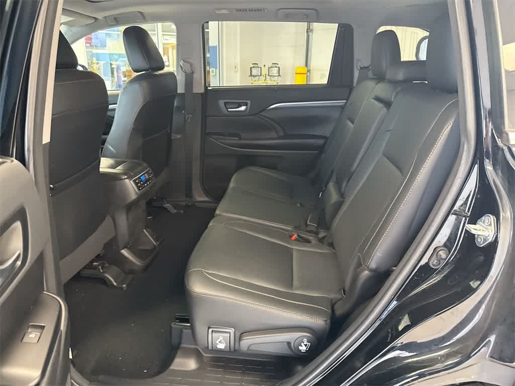 Thumbnail: 2018 Toyota Highlander - 21