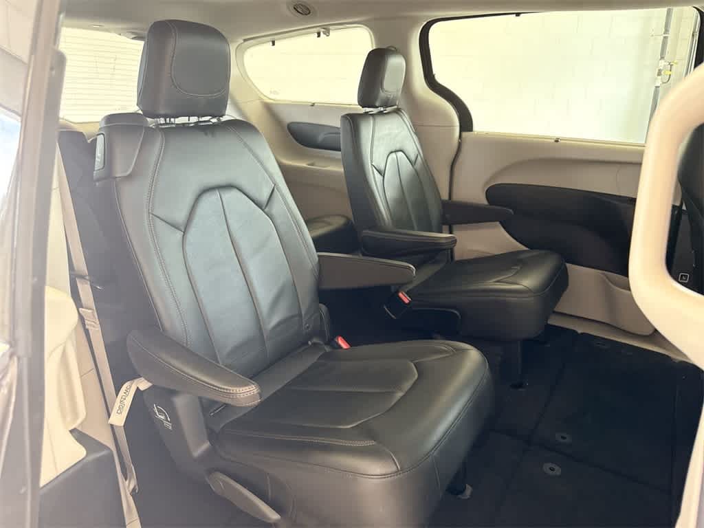 Thumbnail: 2018 Chrysler Pacifica - 21