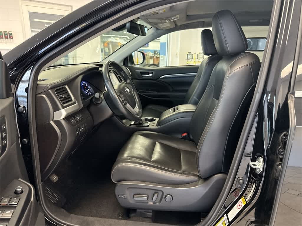 Thumbnail: 2018 Toyota Highlander - 17