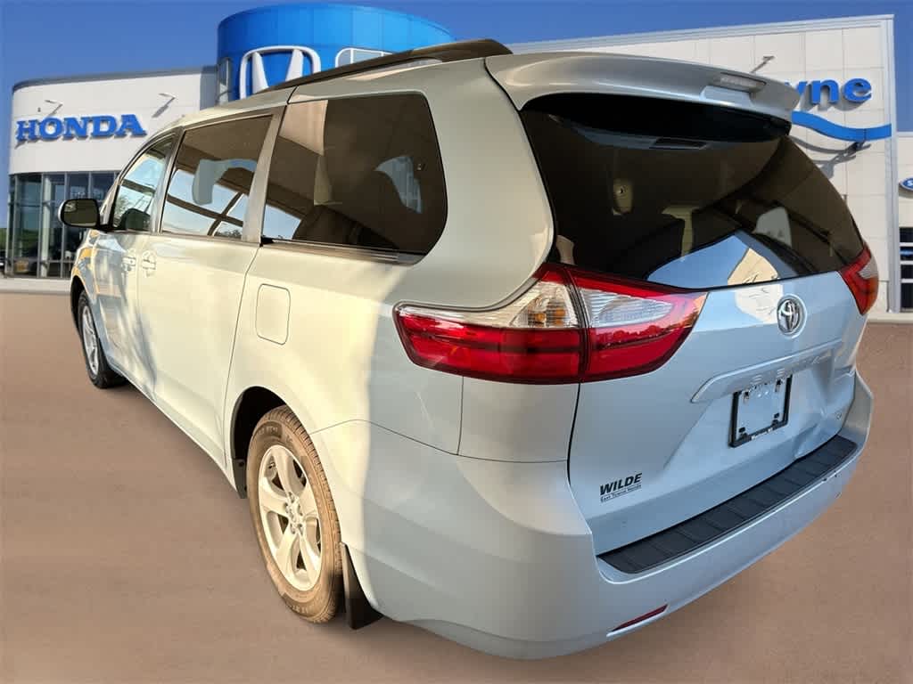 Thumbnail: 2017 Toyota Sienna - 6