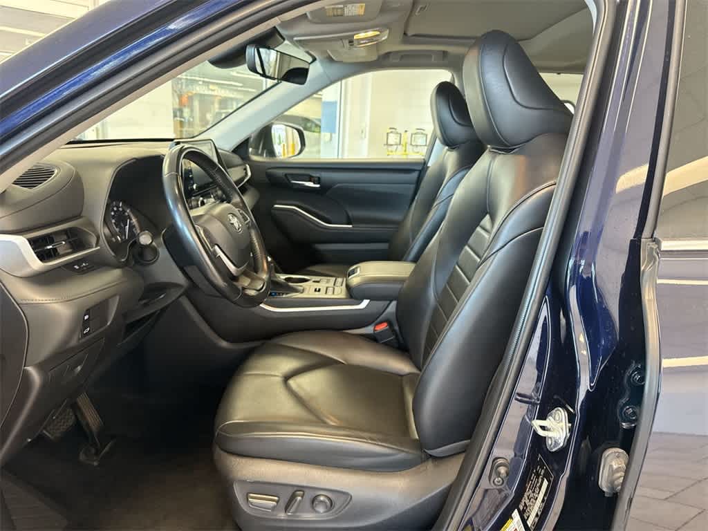 Thumbnail: 2022 Toyota Highlander - 17