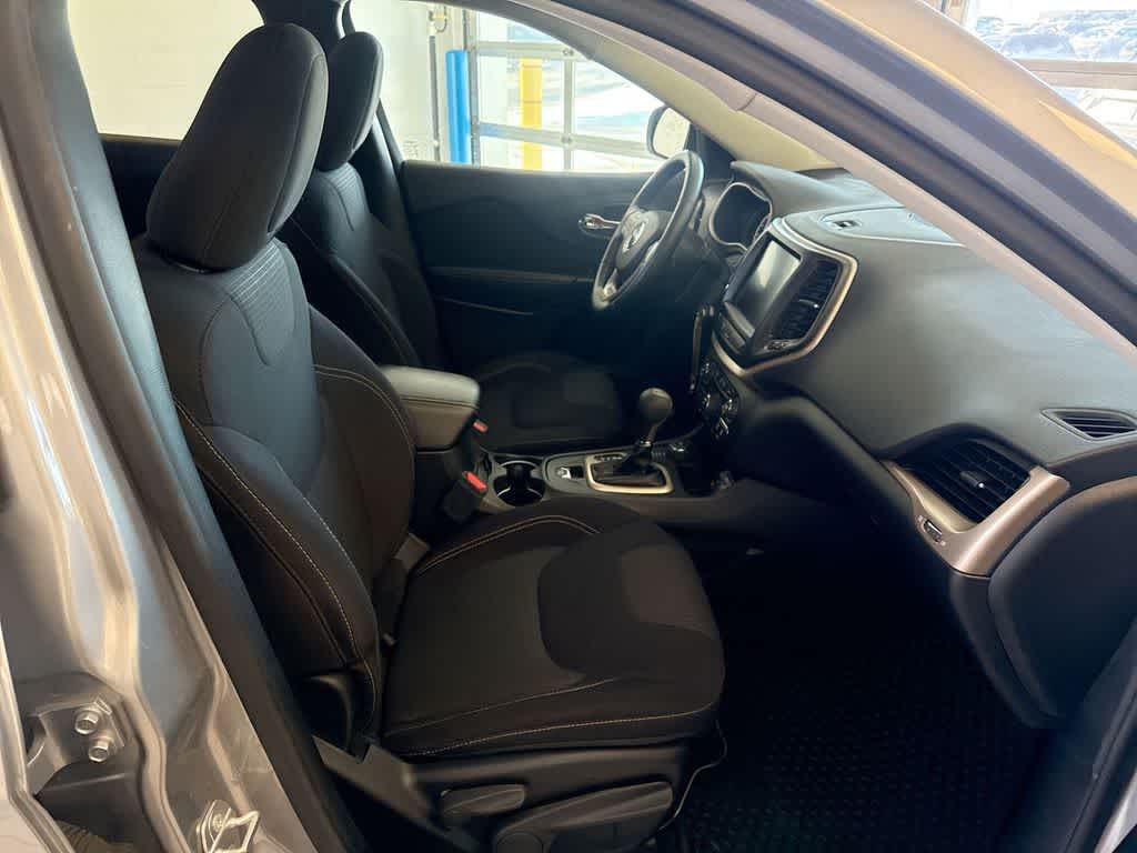 Thumbnail: 2017 Jeep Cherokee - 23