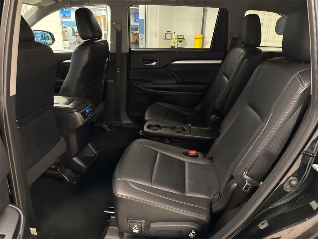 Thumbnail: 2019 Toyota Highlander - 21