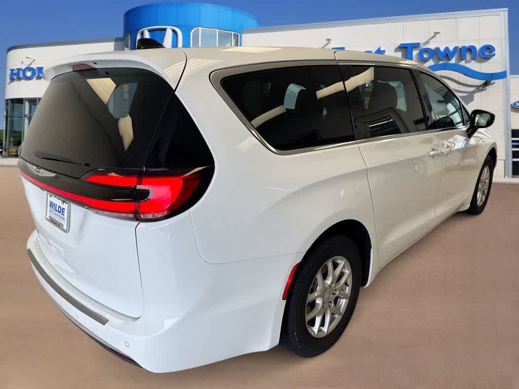 Thumbnail: 2025 Chrysler Pacifica - 8