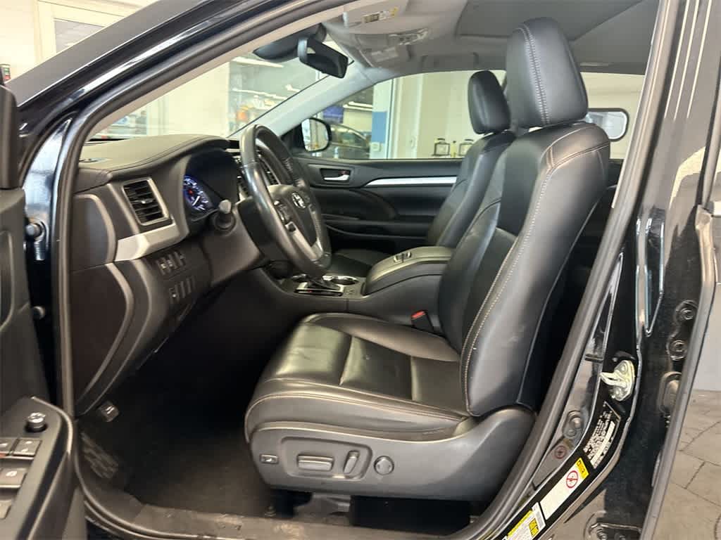 Thumbnail: 2019 Toyota Highlander - 17